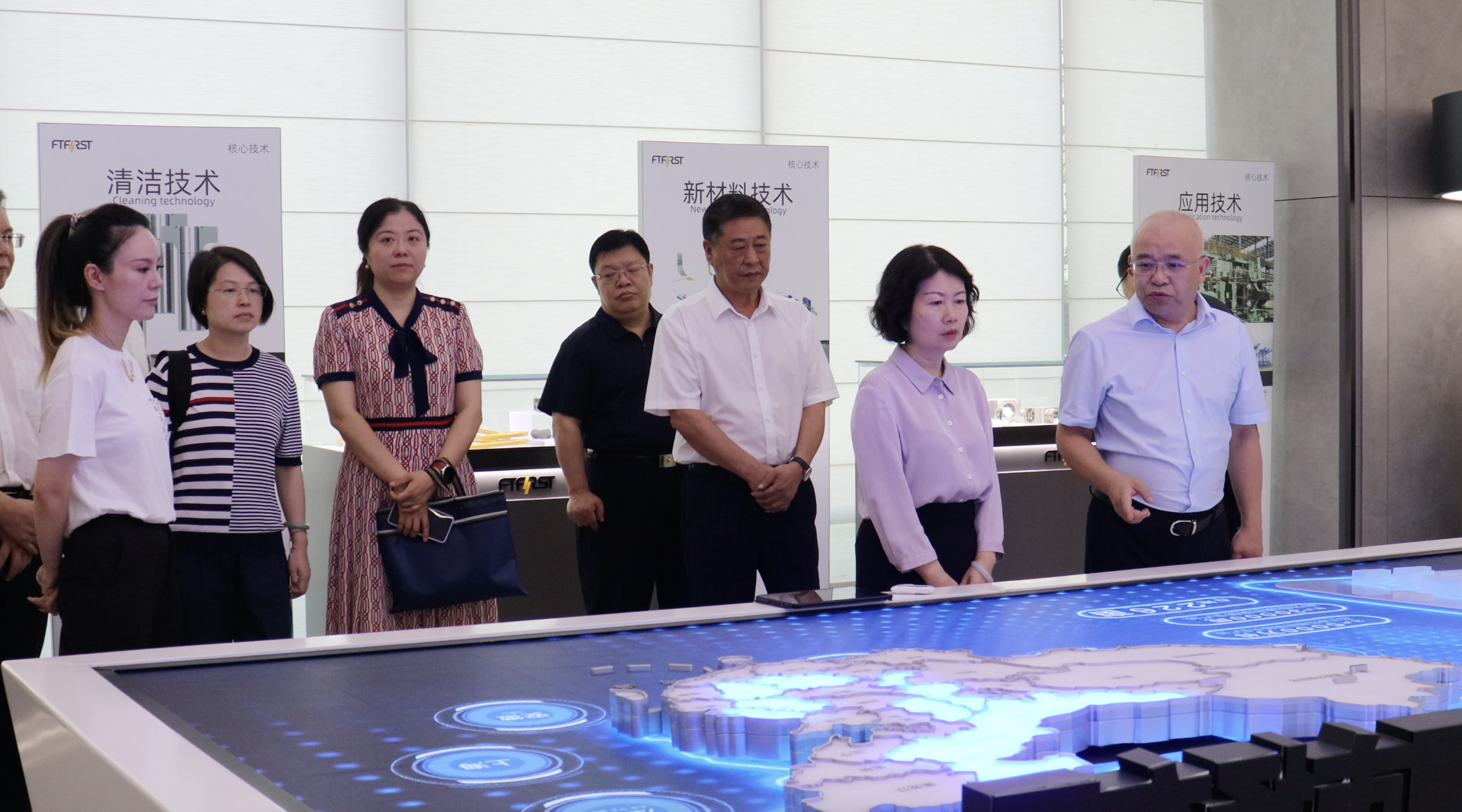 江西证监局党委委员、副局长洪漫一行莅临腾博会诚信为本专业服务股份走访调研